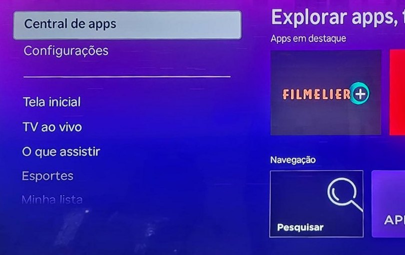 El menú de Roku con “Central de apps” seleccionado; al lado, el bloque Navegación con el icono Buscar.